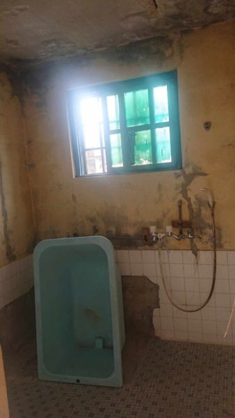 沖縄県糸満市の空き家活用勉強会で撮影した古びた浴室の写真