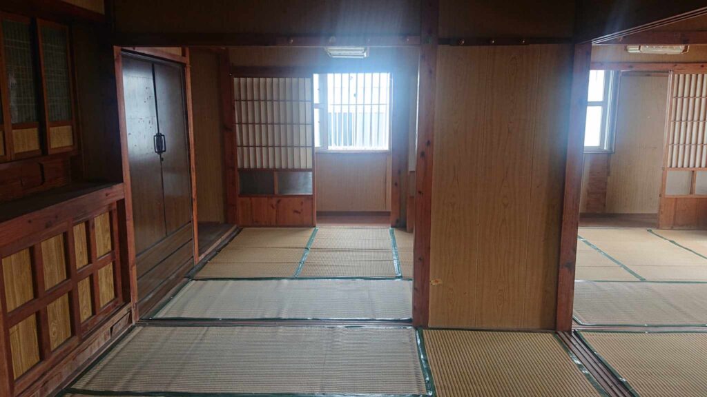 糸満市の空き家室内を奥から撮影した様子