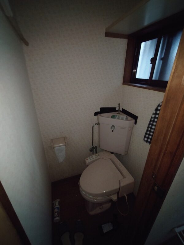 兵庫県尼崎市上ノ島町の空き家のトイレ。旧式のタンク付きトイレが残っている