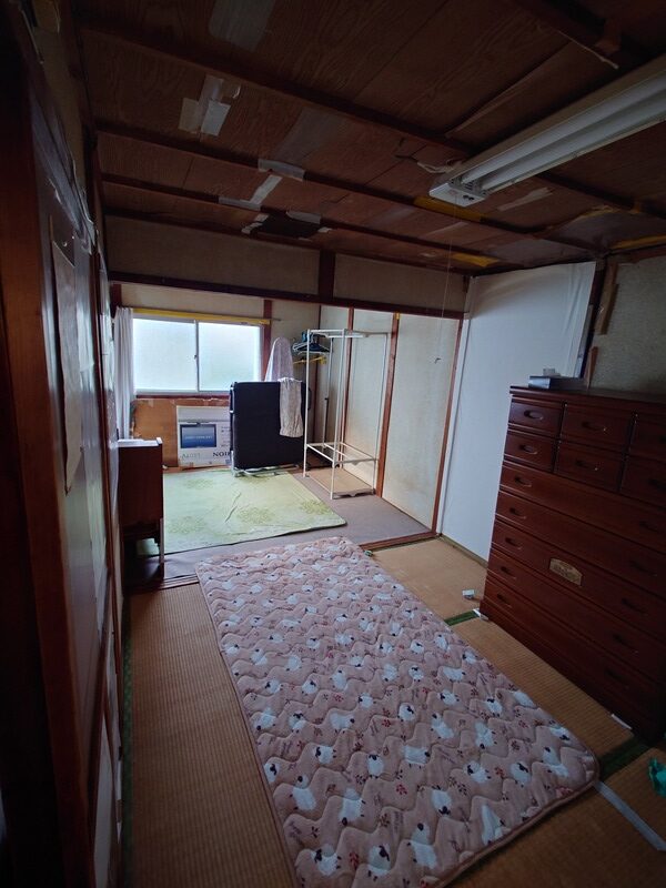 兵庫県尼崎市上ノ島町の空き家1階の和室。タンスや布団が残ったままの状態