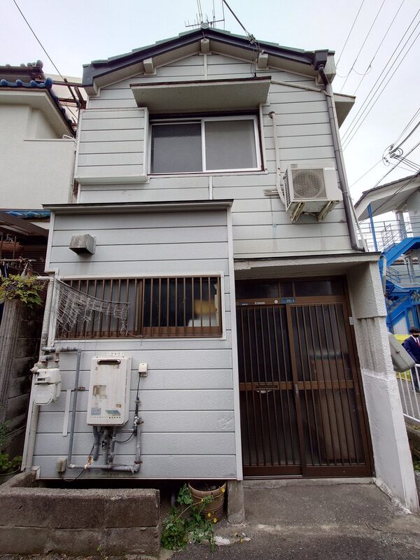 兵庫県尼崎市上ノ島町の空き家正面外観。格子戸の玄関口が特徴的な2階建て木造住宅
