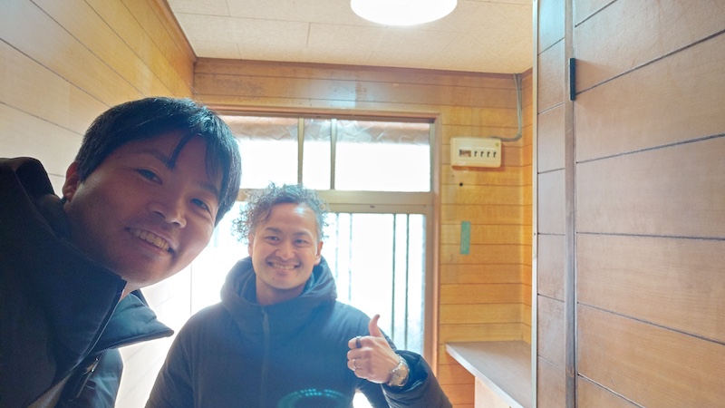 兵庫県尼崎市次屋の空き家活用を手がける竹田さんと筆者の空き家だよ全員集合のひぐち