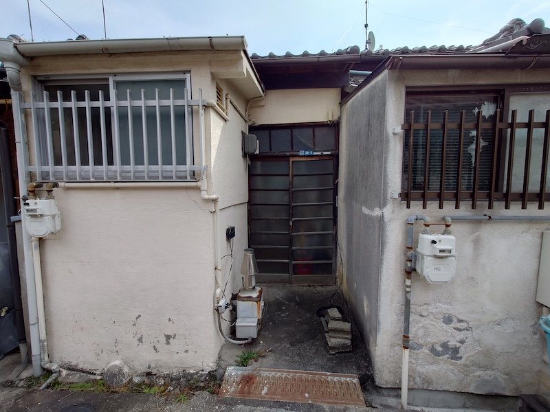 兵庫県尼崎市次屋の空き家｜玄関ドアがV字に歪んだ活用困難物件