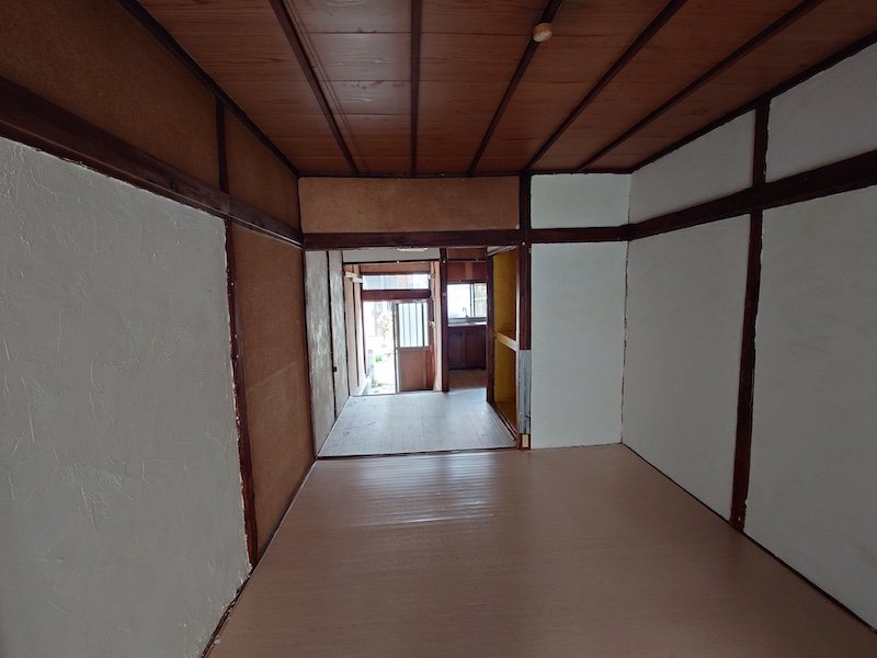 兵庫県尼崎市次屋の空き家｜床と壁を修繕した活用後の室内