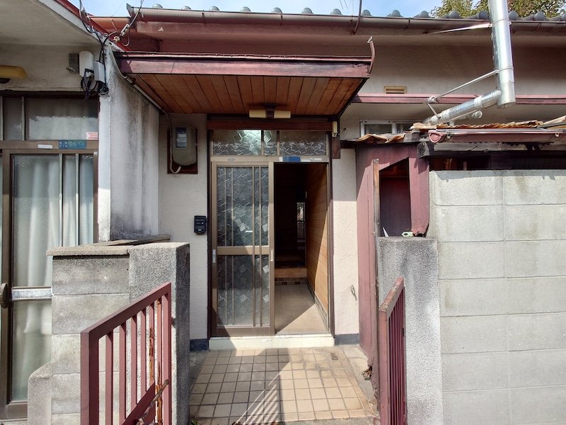 兵庫県尼崎市次屋にある築古連棟（テラス）平屋の空き家外観