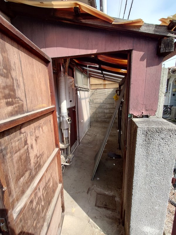 兵庫県尼崎市次屋の空き家｜玄関横の屋根付き自転車置き場