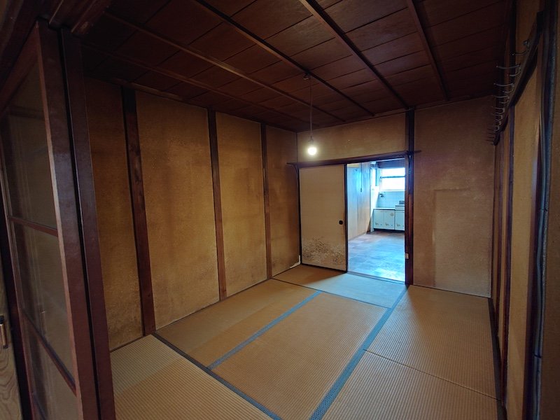 兵庫県尼崎市次屋の空き家活用｜残置物撤去後に畳を新品交換した室内