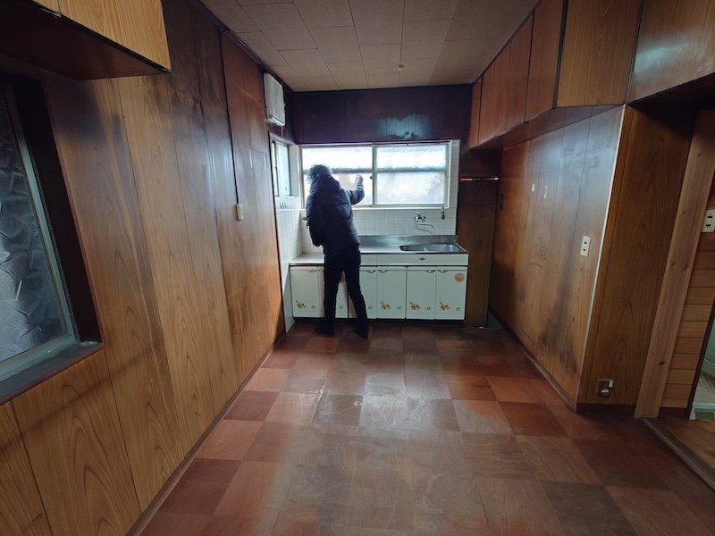 兵庫県尼崎市次屋の空き家｜活用に向けたトイレ修繕の様子