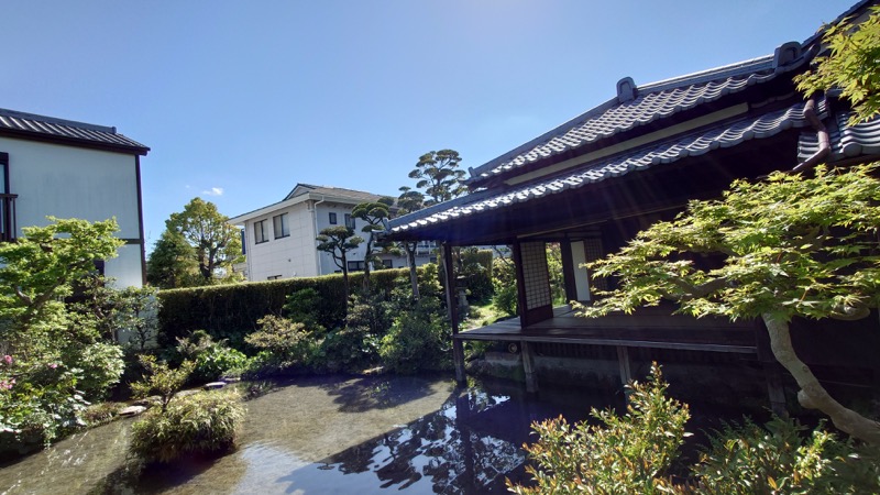 島原市 四明荘の縁側から庭園を眺める人物