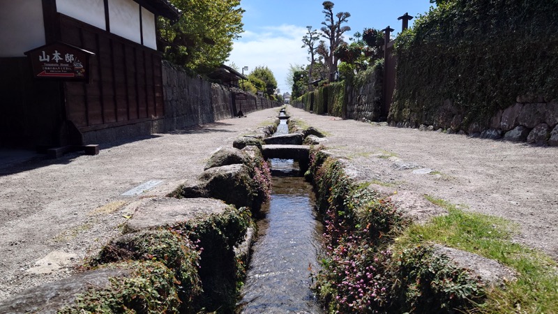 長崎県島原市 島原武家屋敷群の水路がある街並み