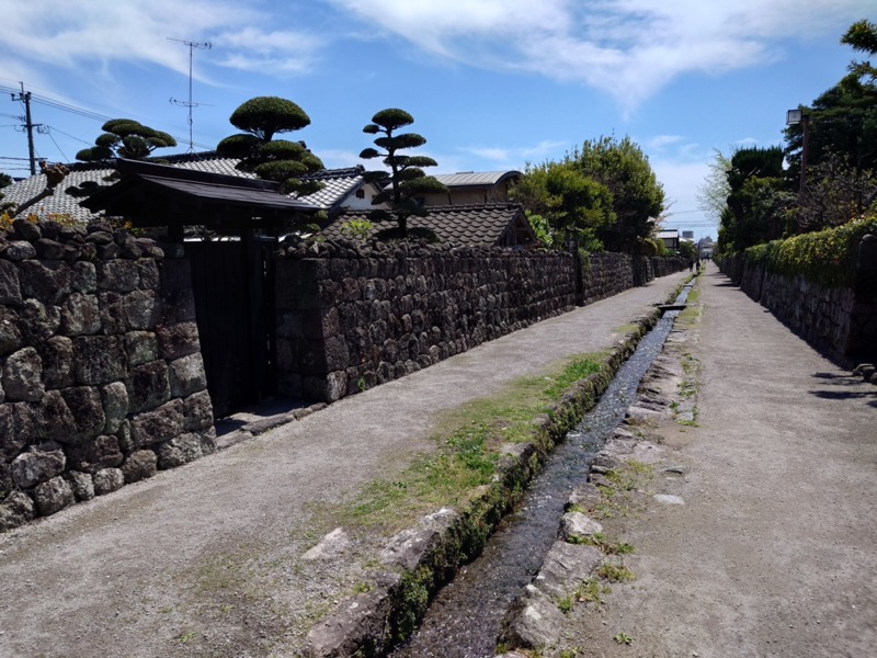島原武家屋敷群の石垣と松並木の道