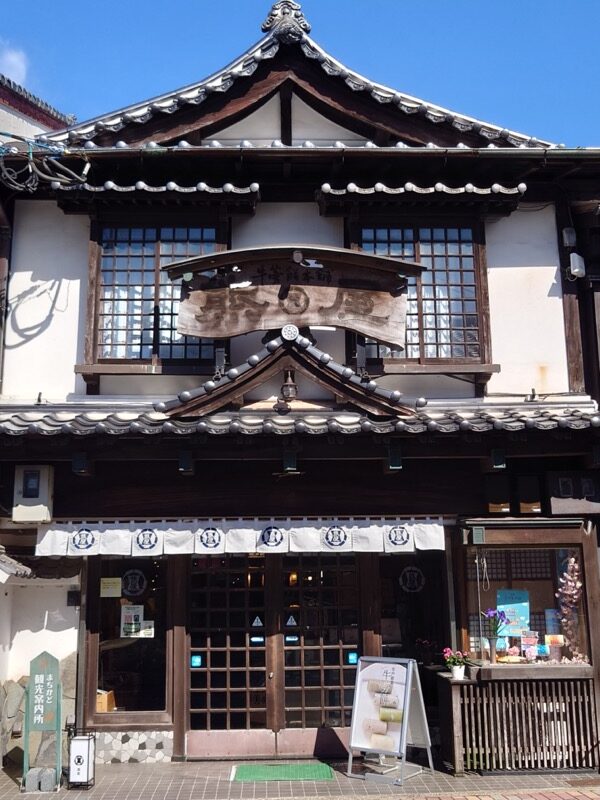 田平天主堂の赤レンガ造りの外観（側面）
