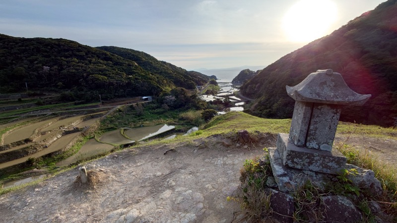 平戸市 春日集落の砂利海岸と夕暮れ