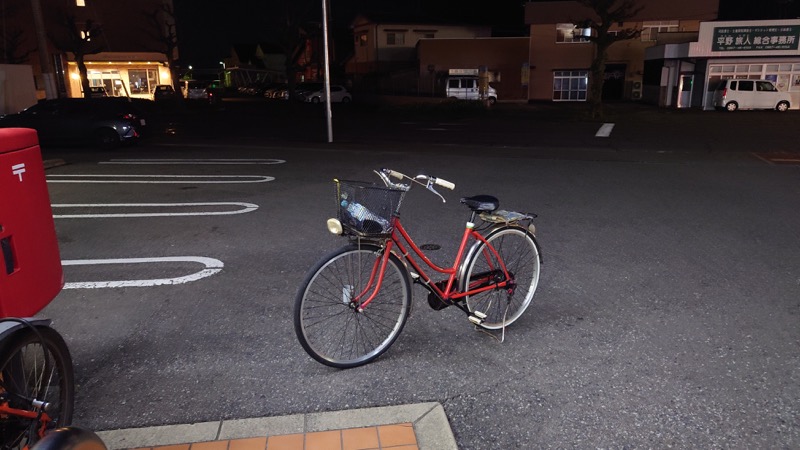 大村市の夜の街と赤い自転車
