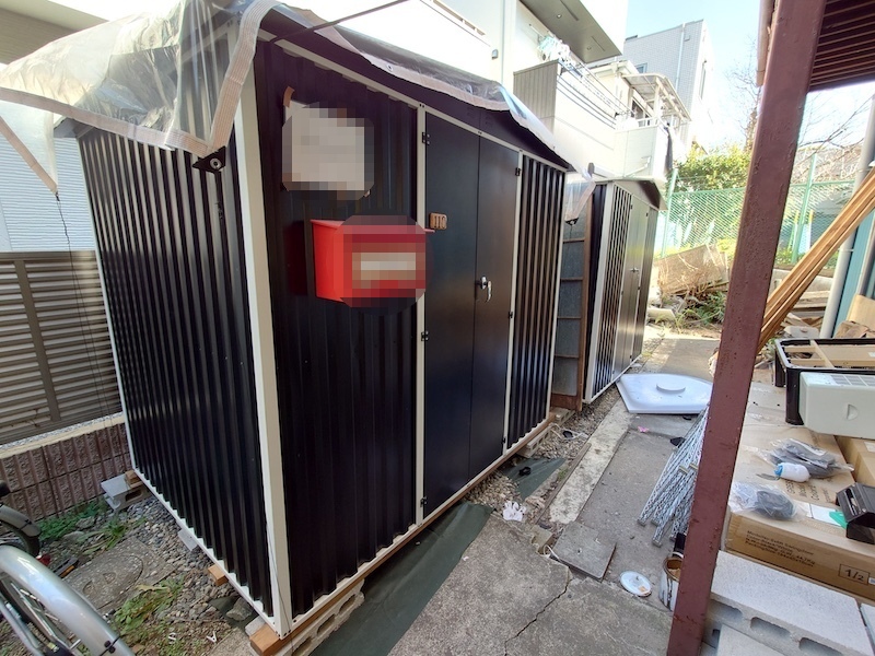 東京都江戸川区の放置された空き家アパートの外に設置した事務所として使ってる倉庫用のコンテナ