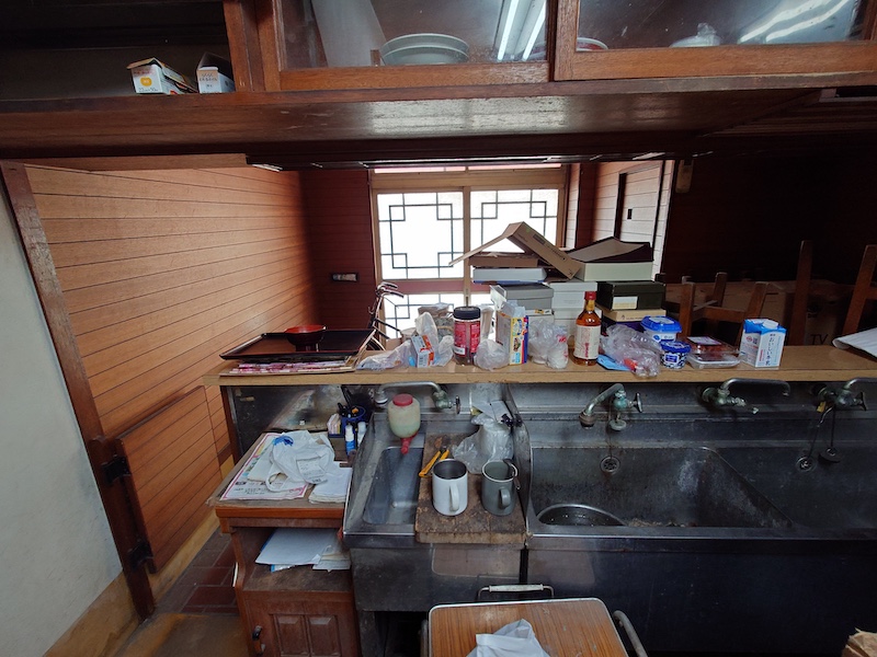東京都江戸川区の放置された空き家アパートに併設された飲食店舗のテナント