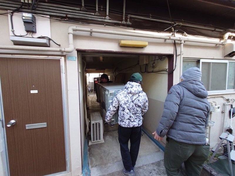 東京都江戸川区の放置された空き家アパートの引越しの様子