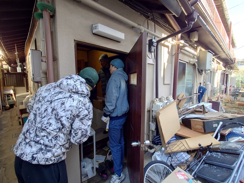 東京都江戸川区の放置された空き家アパートの引越し開始