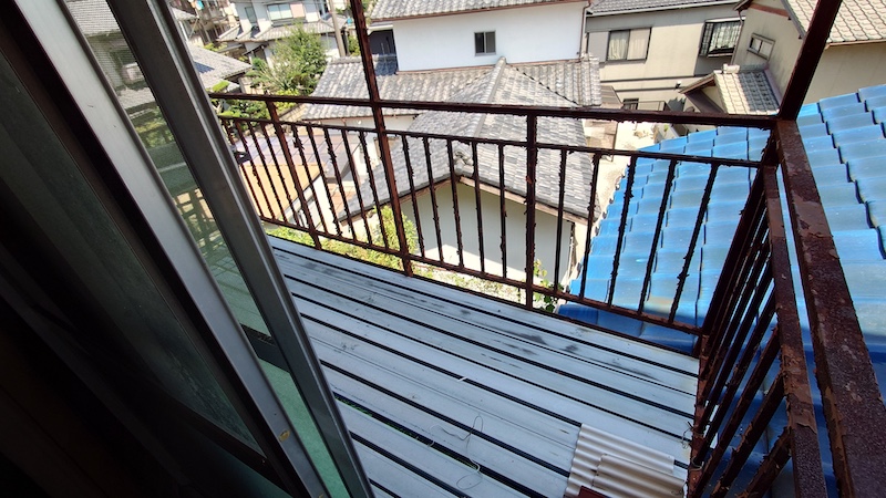 空き家を管理、2階のベランダから見た藤ヶ台の住宅街