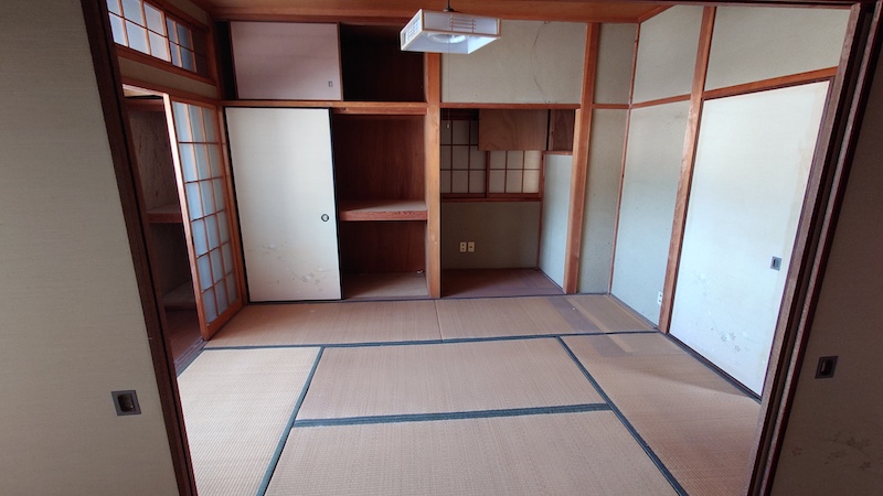 空き家を管理、作り付けの収納がある2階の和室
