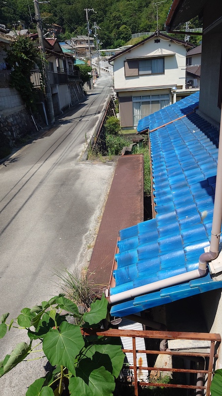 空き家を管理、ベランダから見下ろした前面道路と青い瓦屋根