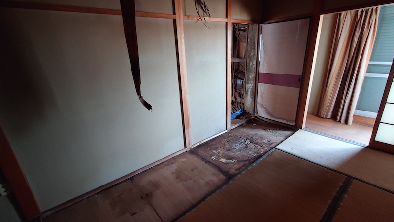 空き家を管理、床が抜けた箇所と壁紙がはがれた部屋