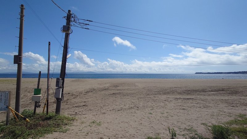 神奈川県三浦市の三浦海岸駅近くのビーチ。空き家の活用方法として民泊も向いていそうな立地