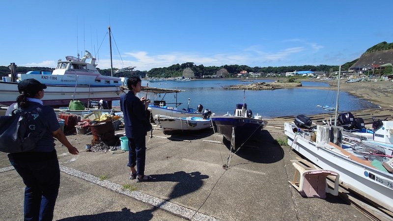 神奈川県三浦市松輪の漁港で放置船を探す参加者たち
