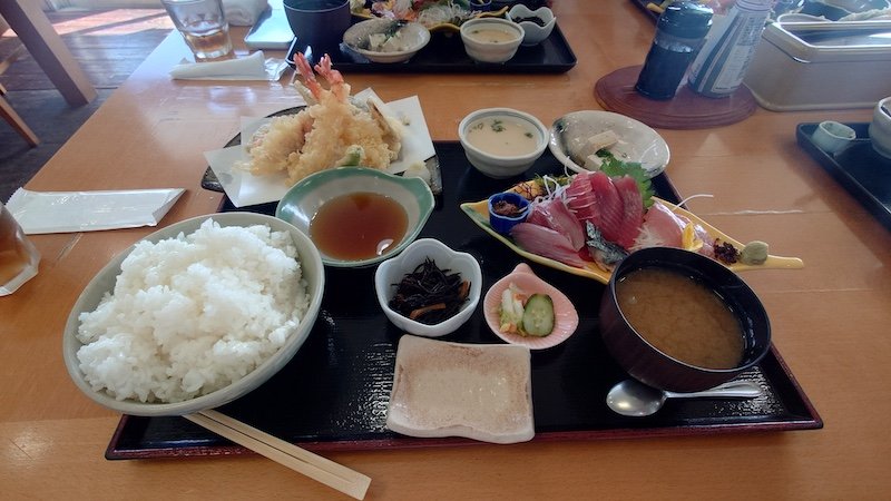 三浦市の漁港近くの定食屋で食べた刺身と天ぷらの定食