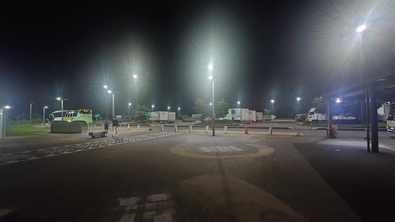 夜行バスで休憩した夜のサービスエリア