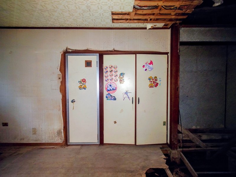 大阪府枚方市渚栄町の空き家の襖のある部屋、天井の一部がはがれた状態