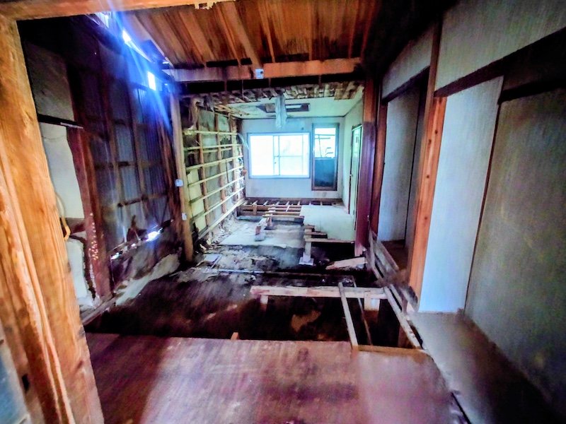 大阪府枚方市渚栄町の空き家の床が抜けた部屋、外壁と屋根の隙間から光が差し込む様子