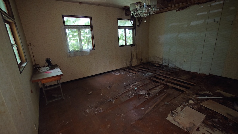 兵庫県加東市小沢の空き家の、床が抜けて傷んでいる室内の様子