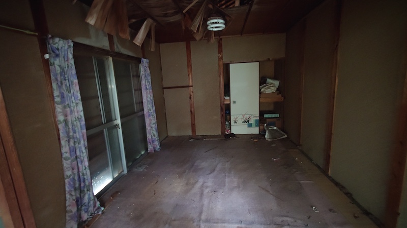 兵庫県加東市小沢の空き家の、カーテンが残る部屋
