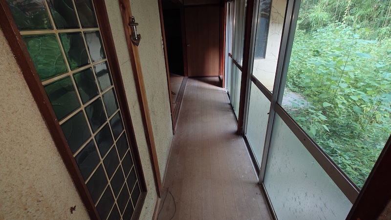 兵庫県加東市小沢の空き家の、庭の緑が見える廊下