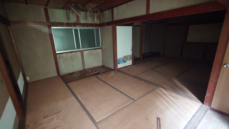 兵庫県加東市小沢の空き家の、窓のある和室