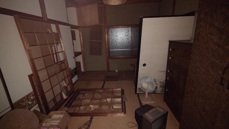 兵庫県加東市小沢の空き家の、布団やタンスが残る和室