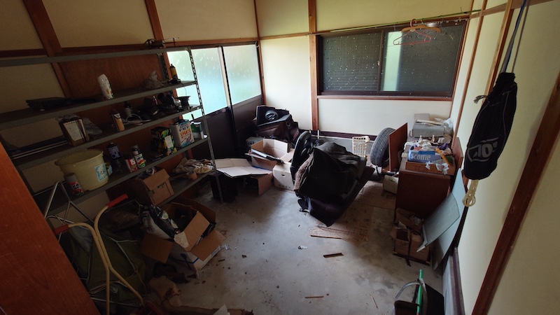 兵庫県加東市小沢の空き家の、物が散乱した物置部屋