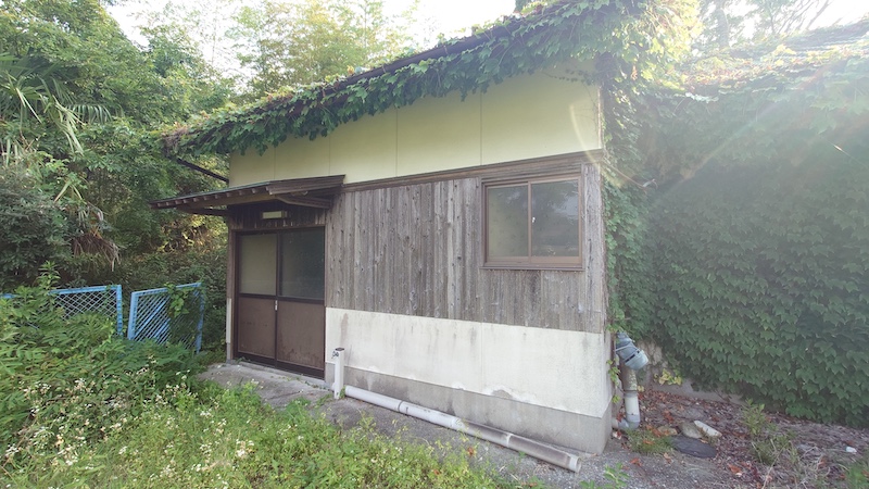 兵庫県加東市小沢の空き家の、黄色い外壁の離れ