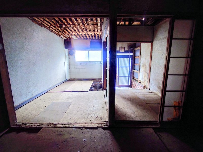 大阪府枚方市渚栄町の空き家の反対側の部屋、ベニヤ板が敷かれた床